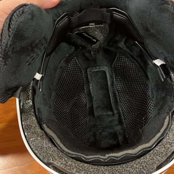 Giro youth small snow sport helmet with MIPS in white. - Picture 4 of 4